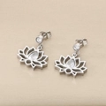 Détail macro de boucles d'oreilles lotus en argent avec zircone et design creux - 18x14mm Acier Lotus Creux Boucles d'Oreilles (KE109779-KLX)