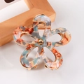 Blumen-Haarklammer mit buntem Marmormuster und goldfarbenen Metalldetails - Bunter Marmor