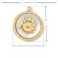 Detailansicht des Muschelanhängers mit Goldblume und Maßen von 18 mm mal 15 mm - VG080/Gold Runde Blume Muschel