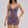 Lila zweiteiliges Yoga-Set mit V-Ausschnitt-Trägertop und High-Waist-Sportshorts - S / Bohnenpastenviolett