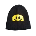 Détail du bonnet en maille noire avec broderie smiley jaune et texture côtelée - Noir avec sourire jaune