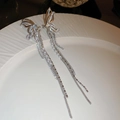 Clip orecchie a farfalla in argento con nappe, diamanti e perle su vassoio bianco - Clip per Orecchie a Ala di Farfalla con Perla e Zirconia (Coppia)