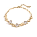 Bracciale a cuore dorato con tre zirconi scintillanti e chiusura regolabile a moschettone - Bracciale a Cuore d'Oro