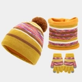 Texture détaillée du bonnet à rayures jaunes, de l'écharpe et des gants d'hiver tricotés - Jaune