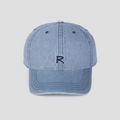 Gros plan détaillé de la broderie de la lettre R bleue sur la casquette en jean délavé clair - M (56-58cm) / Bleu clair