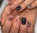 Primer plano de uñas postizas cortas cuadradas con estrellas rosas y purpurina negra de moda - Base Rosa con Diseño de Copo de Nieve Negro y Estrella (CW779)