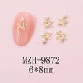 Detail van 6x8mm gouden ster nageldecoratie met witte parel op een roze nagel - MZH-9872 (6*8mm)