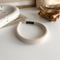 Dettaglio del cerchietto beige fatto a mano in spugna con texture intrecciata - Bianco Sporco