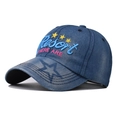 Dettaglio cappellino denim blu con ricamo Resort rosa e decorazioni a stella gialle - Regolabile / Denim Con Testo Blu