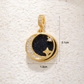 Dettaglio macro del ciondolo celeste placcato oro con misure diametro 13 mm e altezza 21 mm - Ciondolo Rotondo Luna Stella Zircone Blu Scuro