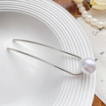 Elegante U-vormige zilveren haarspeld met een grote parel op een wit dienblad - Zilveren haarvork met één parel 12,5 cm