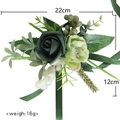 Dunkelgrüne PE-Rosen-Ansteckblume für Bräutigam mit Waldbeeren und Bändern für Hochzeiten - Handgelenk-Corsage