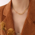 Conjunto de collar de doble capa con bolas doradas para mujer mostrado en un modelo - Collar / Dorado