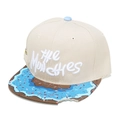 Detail van snapback pet met 3D-borduurwerk en donutprint klep met een hap eruit - M (56-58cm) / Beige Body (BQMZ790-2)