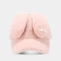 Primer plano de la gorra de felpa rosa con orejas de conejo y un lazo blanco - M (56-58cm) / Rosa
