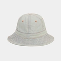 Détail d'un chapeau bob en denim bleu clair avec coutures orange et œillets d'aération - Taille unique / Bleu clair