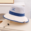 Dettaglio cappello sole bimbi con ricamo montagna e cinturino sottogola regolabile - 54cm (3-8 anni) / Blu