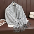 Scialle pashmina grigio con motivi jacquard a foglie e frange eleganti su divano in pelle - Grigio Foglie