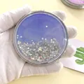 Λήψη macro πτυσσόμενου καθρέφτη τσέπης με μωβ κινούμενη άμμο και ασημένια γκλίτερ αστέρια - Έναστρο Μπλε