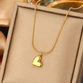 Elegante 18K Gold-Herz-Halskette auf einer Schmuckschachtel mit seidenem Hintergrund - Goldherz Stil (N483)