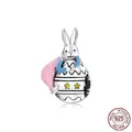 Pendentif lapin de Pâques en argent 925 avec émail rose et oxyde de zirconium jaune - Lapin Tenant un Œuf (SCC1754)
