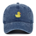 Détail de la broderie canard jaune sur la casquette de baseball en jean délavé - Bleu Marine