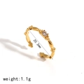 Détail d'une bague plaquée or 18k montrant un diamètre de 20,2mm et un poids de 1,1g - Style Zircon Rond à Bord Perlé(TR4326)