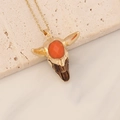 Detalle del colgante de calavera de toro bohemio con gema naranja y cadena dorada - Cabeza de Toro de Madera Oscura y Gema Naranja (5#)