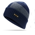 Detailopname van donkerblauwe gebreide muts met grijze streep en SPORT-label - Alleen Muts / Marineblauw