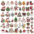 Mix van 50 kerst emaille bedeltjes inclusief de Kerstman sneeuwpop en rendier decor - 50 Stuks Mix Kerstset