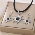 Détail d'une parure bijoux avec pendentifs étoile et pierre noire dans un coffret - Ensemble de bijoux soleil couleur acier (KS222100-KFC)