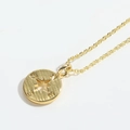 Collana con pendente a bussola dorata minimalista con design a stella e incisione NESW - Bussola