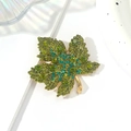 Exquisite Ahornblatt-Brosche mit grünen und blauen Kristallen auf Goldlegierung - Grün