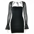 Detail van zwarte bodycon jurk met transparante gaas-trompetmouwen en rimpel-effect - S / Zwart