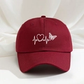Dettaglio ricamato di cuore e farfalla su cappello da baseball in cotone rosso - Borgogna