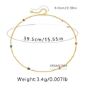 Detalle de collar dorado con cinco cuentas de ojos turcos de colores sobre fondo blanco - Estilo de Cuentas de Ojo de Cinco Colores (KN0158)