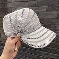 Detalle de la visera tejida blanca con brillantes pedrería y elegantes perlas finas - Blanco