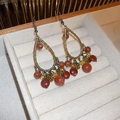 Détail macro de boucles d'oreilles bohèmes en bronze avec des perles marbrées - Crochet d'Oreille à Goutte d'Eau Café