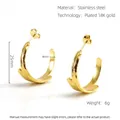 Détail de boucles d'oreilles créoles C en acier doré 18K avec texture écorce et taille 25mm - Doré