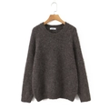 Dettaglio della trama del maglione in maglia marrone scuro con girocollo e fibre soffici e calde - Taglia unica / Marrone