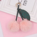 Dettaglio portachiavi a ciliegia in peluche rosa con foglia in pelle e anello d'oro - Anello a Molla / Rosa