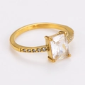 Dettaglio dell'anello con zircone quadrato, finitura dorata e pietre laterali d'accento - US 7 / Oro/Zirconia Bianca
