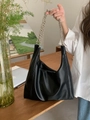 Borsa tote nera in pelle morbida con tracolla a catena argento su tavolo in legno - Nero