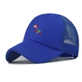 Detailansicht der Papageien-Stickerei auf blauer Mesh-Trucker-Cap mit gebogenem Schirm - Saphirblau