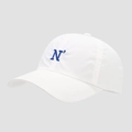 Detalle de gorra blanca con bordado N azul y paneles de ventilación de malla en el lateral - Ajustable / Blanco