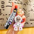 Astronaut Schlüsselanhänger mit lila Details, schwarzem SPACE Band und Goldring - Kleiner Astronaut--Lila