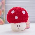 Simpatico ciondolo a fungo rosso in peluche con soffice pile e viso sorridente - Rosso