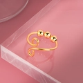Bague d'anxiété spirale dorée avec trois billes mobiles sur fond rose - Ouvert Réglable / Style de Perles Coulissantes en Spirale (NJ969) / Or