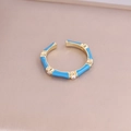 Dettaglio anello in oro a forma di bambù con smalto blu e micro-pietre incastonate - Aperto Regolabile / Blu