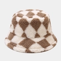Detailansicht des karierten Fischerhutes aus Fleece in Braun und Beige mit Plüschtextur - M (56-58cm) / Khaki